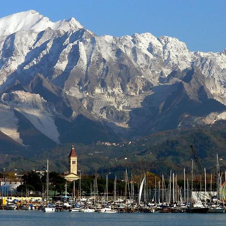 Between Pisa And 5 Terre Marina Di Carrara Luaran gambar