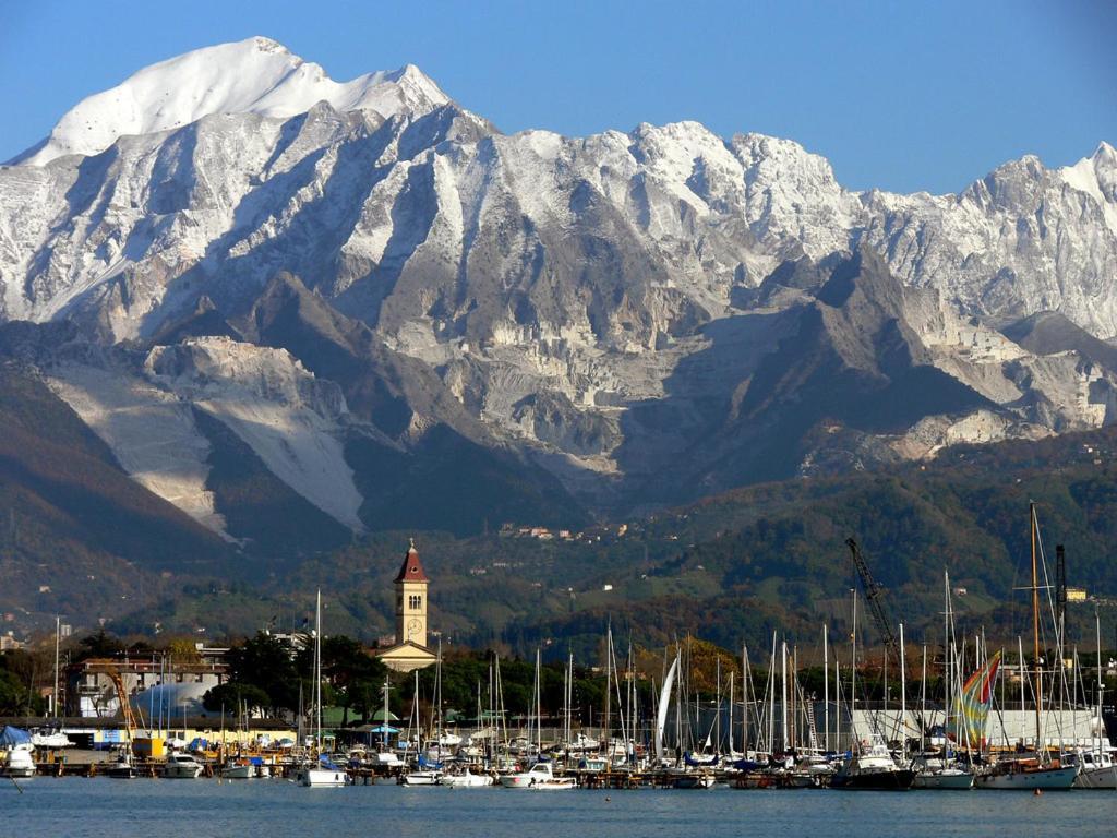 Between Pisa And 5 Terre Marina Di Carrara Luaran gambar
